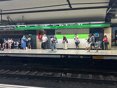 地下鉄カタルーニャ駅のホーム。